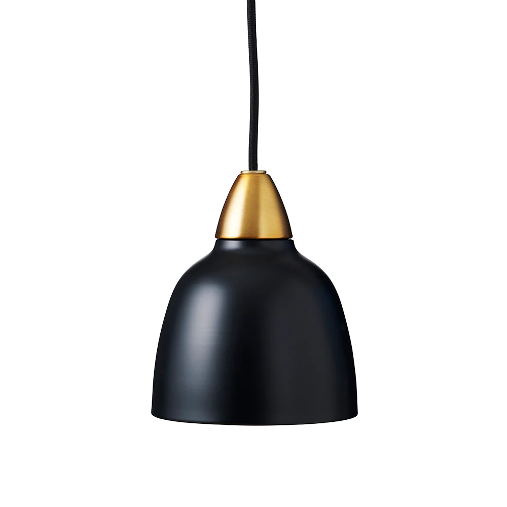 Urban Mini Ø15 Schwarz hängelampe Von Superliving - Trotz seiner geringeren Gr&ouml;&szlig;e bietet Urban Mini eine beeindruckende Lichtverteilung und macht sich &uuml;ber der K&uuml;chentheke ebenso gut wie in einer gem&uuml;tlichen Leseecke.