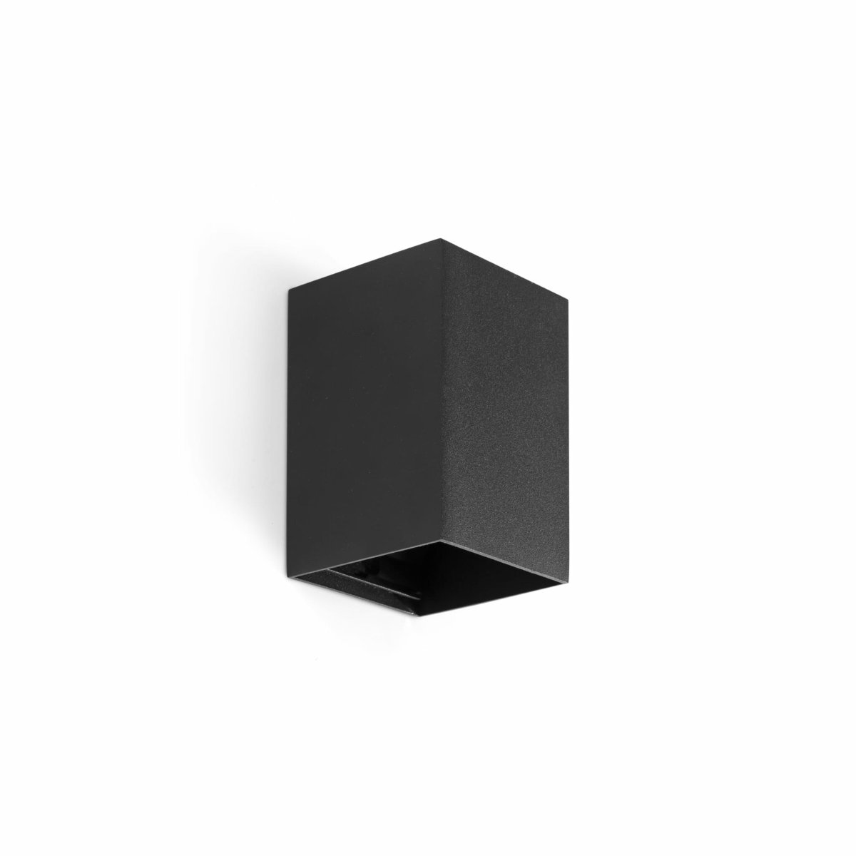 Lune 10cm Schwarz wandlampe Von Faro Barcelona - Lune ist eine quadratische Wandleuchte mit mattschwarzer Oberfl&auml;che, die perfekt in Flure, Korridore und andere Durchgangsbereiche passt.