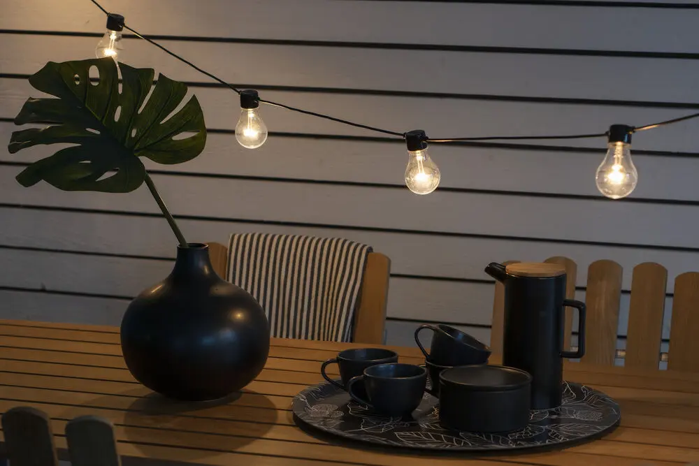 Lichterkette, Amber-LED, 4,5 m Schwarz Von Konstsmide - Mit Schutzart IP44 und robust genug f&uuml;r den Einsatz im Innen- und Au&szlig;enbereich.