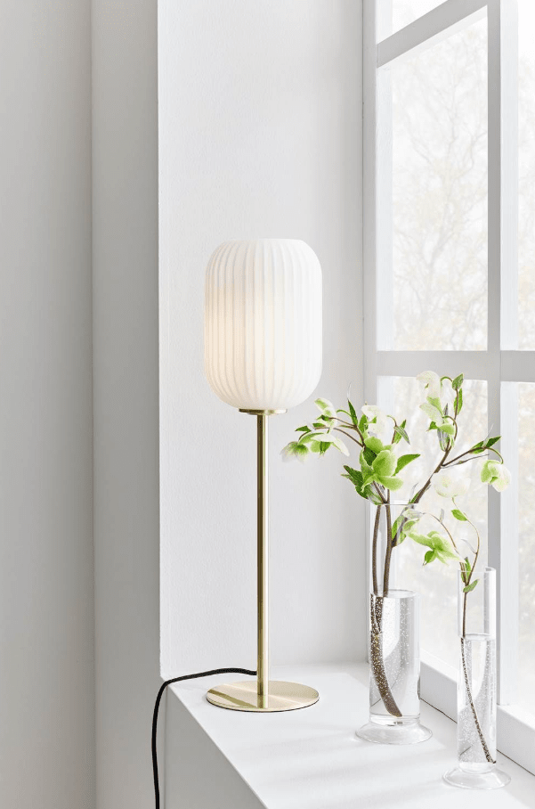 Cava 55cm Gebürstetes Messing tischlampe Von Markslöjd - Der Sockel aus geb&uuml;rstetem Messing und der geriffelte Opalglasschirm erzeugen ein stilvolles und elegantes Ambiente, das in die meisten Innenr&auml;ume passt.