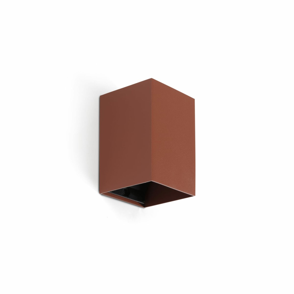 Lune 10cm Terrakotta wandlampe Von Faro Barcelona - Lune ist eine quadratische Wandleuchte mit sanftem Terrakotta-Finish, die perfekt in Flure, Korridore und andere Durchgangsbereiche passt.