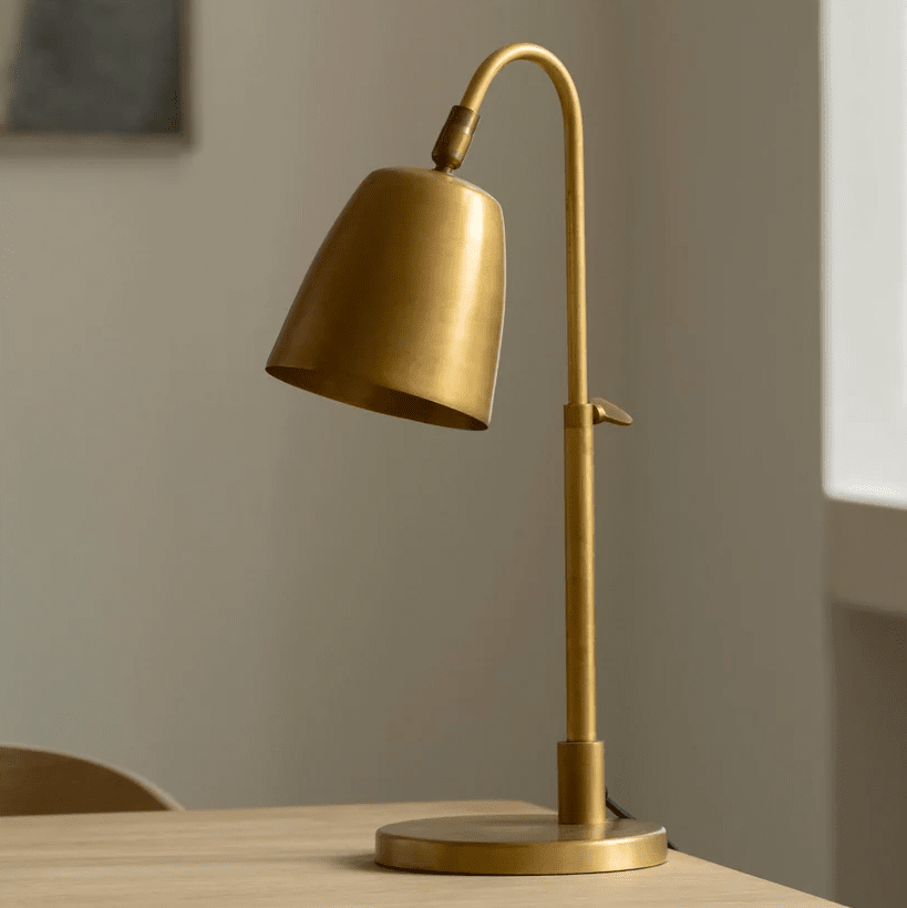 Lumi 43cm Rohmessing schreibtischlampe Von H. Skjalm P - Sie eignet sich perfekt als Schreibtischlampe, Nachtlicht am Bett oder als Leselicht in der Sofaecke.