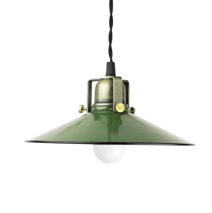 Schusterlampe Herbert Ø23 Grün fensterlampe Von Strömshaga - Grüner Schirm mit kontrastierendem grauen Rand und weißer Innenseite, Messingsockel und einem schwarzen gedrehten Textilkabel.