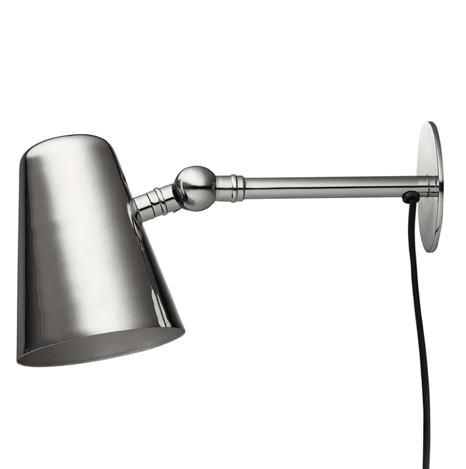 Vala Silber leselampe Von H. Skjalm P - Die Vala Metall-Wandleuchte ist eine moderne und funktionale Leuchte mit verstellbarem Schirm, hergestellt von H.