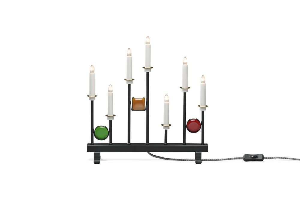 Candelabra 7 Lights Schwarz Von Konstsmide - Die sieben Kerzen werden von dekorativen farbigen Glasdetails in Gr&uuml;n, Rot und Bernstein eingerahmt und schaffen so eine elegante und festliche Atmosph&auml;re.