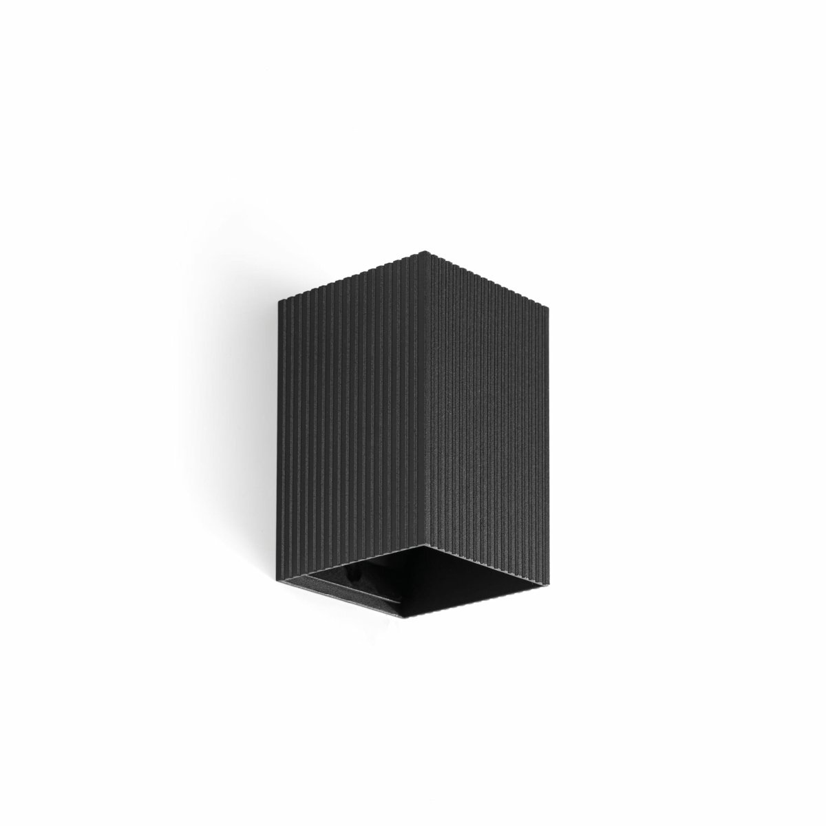 Lune 10cm Schwarz geriffelt wandlampe Von Faro Barcelona - Lune ist eine quadratische Wandleuchte mit schwarzer, gerippter Oberfl&auml;che, die Funktion und Form vereint.