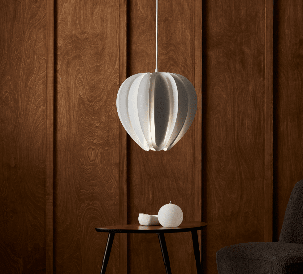 Tulip Ø40 Mattweiß hängelampe Von Belid - Wenn die Lampe eingeschaltet ist, nehmen die Schirme das Licht auf und verbreiten einen angenehmen und sch&ouml;nen Schein in alle Richtungen.