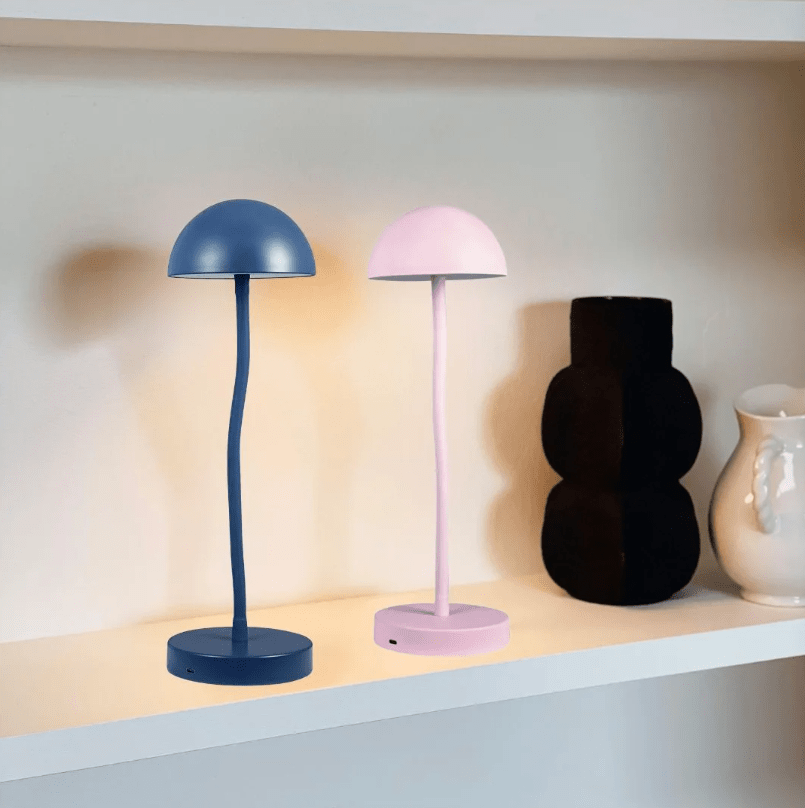 Fonzy 38cm Rosa tragbare Von Dyberg Larsen - Fonzy bordslampa &auml;r b&aring;de rolig och praktisk, och dess flexibilitet g&ouml;r den till ett perfekt val f&ouml;r den som vill ha en lampa som &auml;r b&aring;de funktionell och stilren.