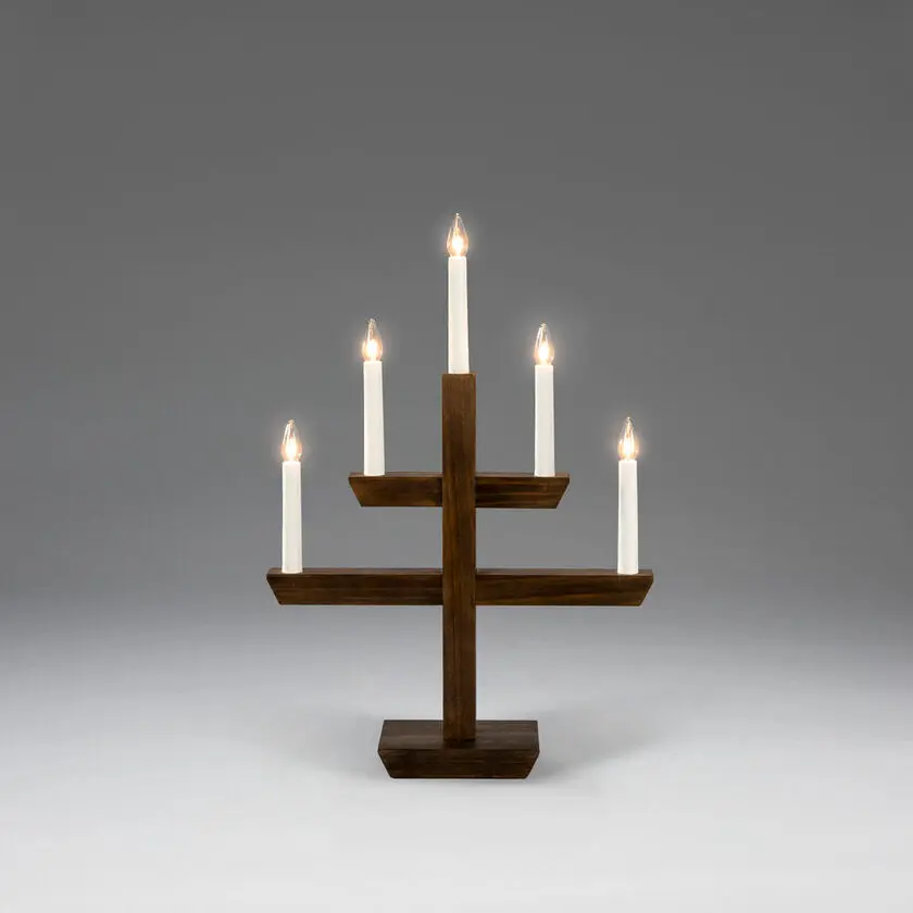 Wooden Candelabra 5 Lights Brauner Fleck Von Konstsmide - Moderner Kerzenst&auml;nder aus braun gebeiztem Holz&auml; mit stilvollem Design und f&uuml;nf wundersch&ouml;n leuchtenden Lichtern.