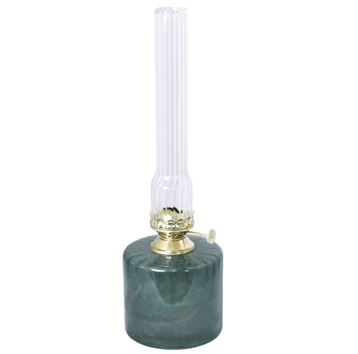Kerosene lamp elvira big Grün Von Strömshaga - Die Lampe besteht zu 50&ndash;60 % aus recyceltem Glas und passt zu Docht Artikelnummer 116210 und Brennern mit den Artikelnummern 139420G oder 121810G.