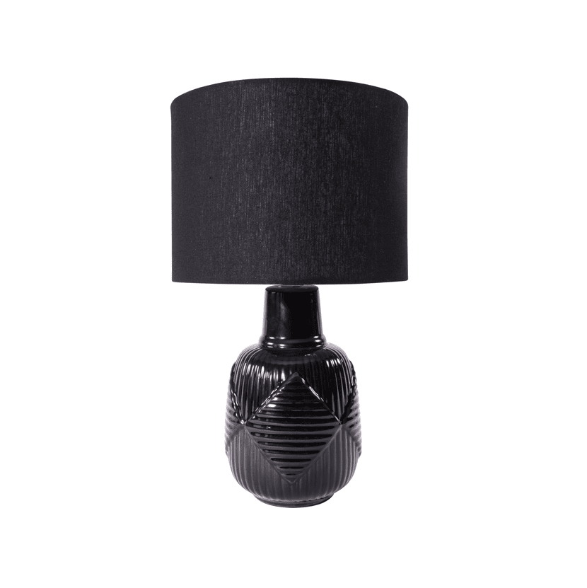 Stina 36cm Schwarz tischlampe Von Pixie Design - Der schwarze Keramiksockel mit geometrischem Muster verleiht einen modernen und anspruchsvollen Ausdruck, während der Lampenschirm aus passendem schwarzen Textil ein weiches und angenehmes Licht verbreitet.