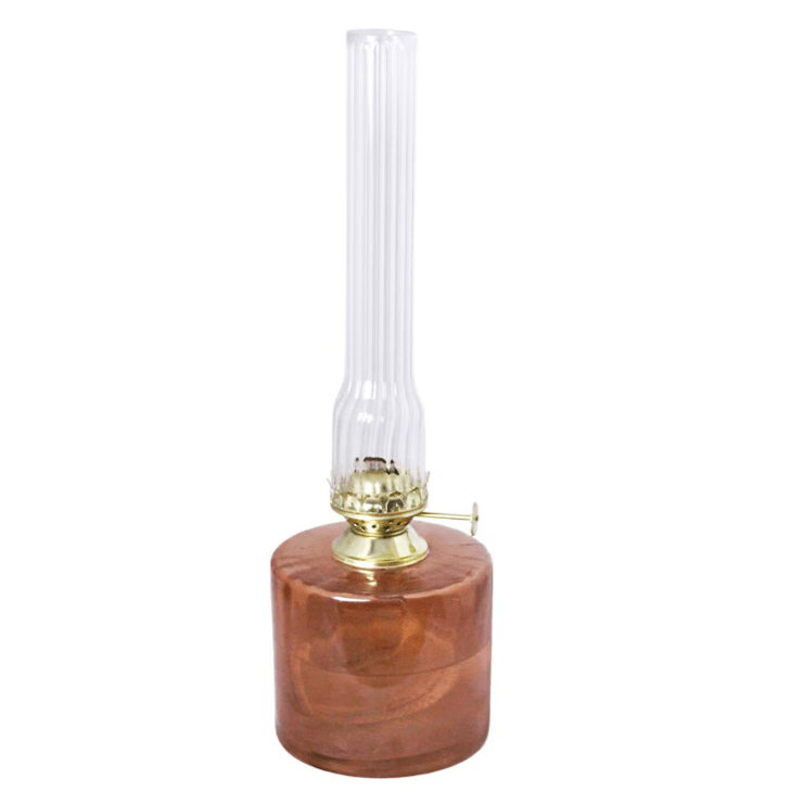 Kerosene lamp elvira big Braun Von Strömshaga - Die Lampe besteht zu 50&ndash;60 % aus recyceltem Glas und passt zu Docht Artikelnummer 116210 und Brennern mit den Artikelnummern 139420G oder 121810G.