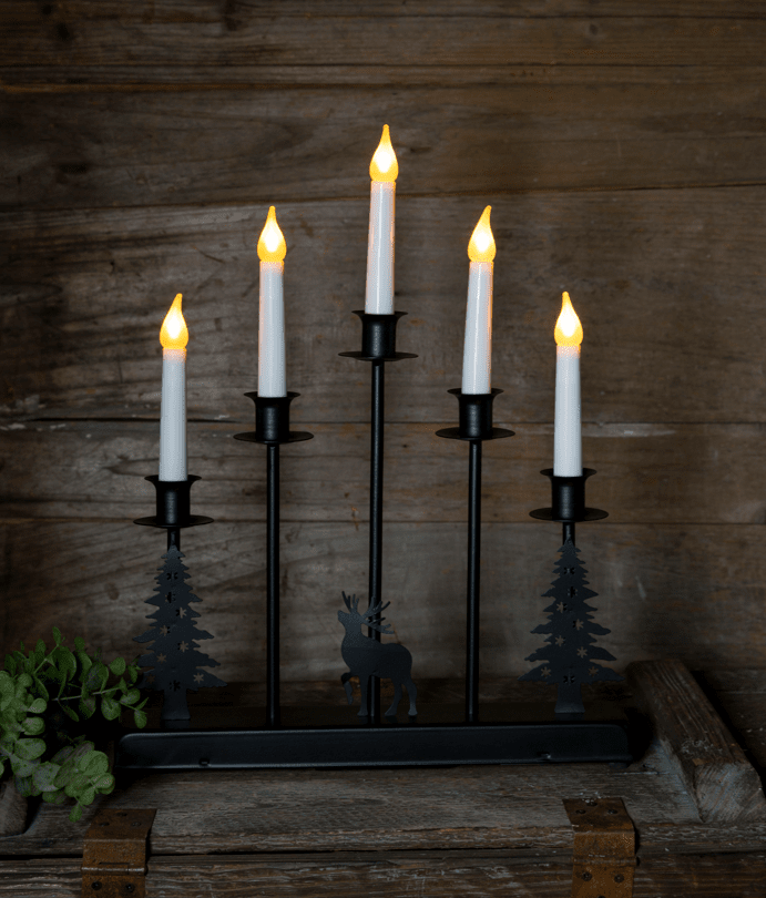 Hjort Schwarz Von Pixie Design - Das Hirsch- und Tannenbaum-Design vermittelt ein rustikales und nat&uuml;rliches Gef&uuml;hl und ist perfekt, um in den Wintermonaten eine gem&uuml;tliche Atmosph&auml;re im Haus zu schaffen.