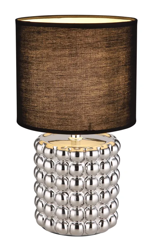 Valentino 33cm Chrom tischlampe Von Globo Lighting - P&aring; en cylinderformad fot i krompl&auml;terad keramik vilar en stilren, svart textilsk&auml;rm.