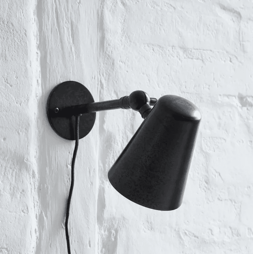 Vala Antikschwarz leselampe Von H. Skjalm P - W&auml;hlen Sie eine Wandleuchte in r&aring; Metall ist eine klassische und funktionale Lampe mit verstellbarem Schirm, hergestellt von H.
