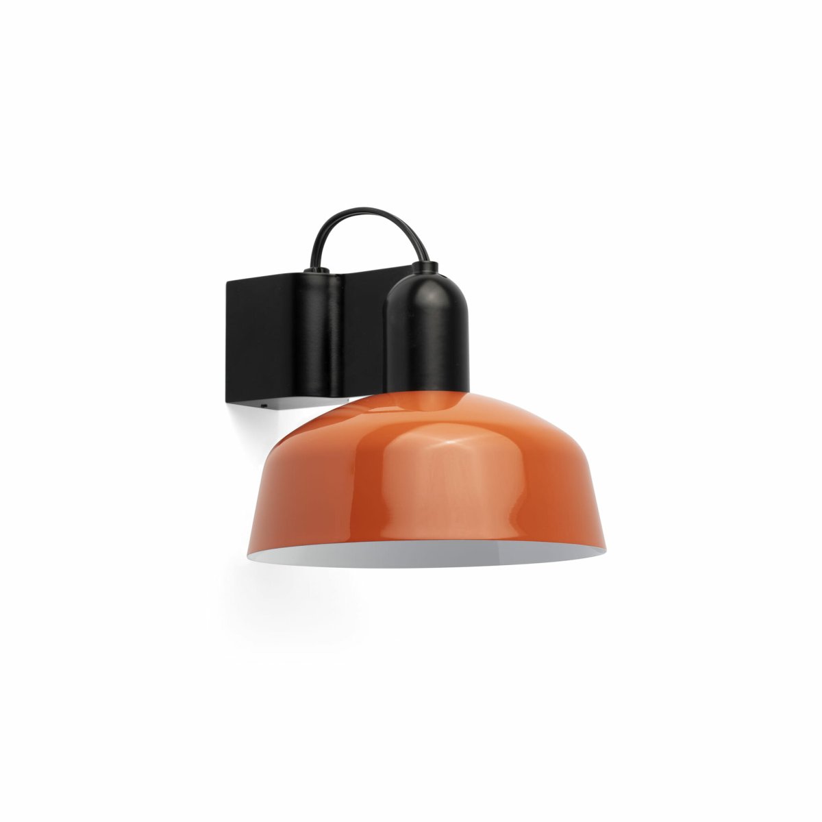 Tatawin Ø18 Rotorange wandlampe Von Faro Barcelona - Tatawin ist eine Wandleuchte mit schwarzer Struktur und einem rot-orangen Metallschirm, der fokussiertes Licht verbreitet.