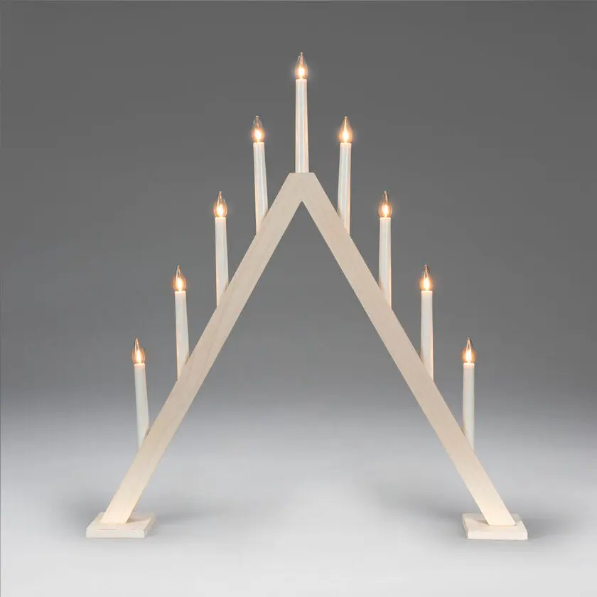 Wooden Candelabra 9 Lights Weiß Von Konstsmide - Eleganter Kerzenst&auml;nder aus wei&szlig; gebeiztem Holz&auml; mit 9 Lichtquellen in klassischer Dreiecksform.