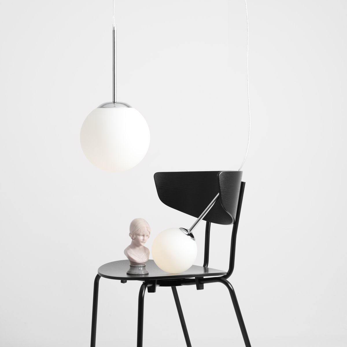 Bosso Ø20 Chrom hängelampe Von Artera - Die Leuchte verbreitet ein sanftes und angenehmes Licht und eignet sich daher ideal für die Platzierung über dem Esstisch, im Flur oder Wohnzimmer.