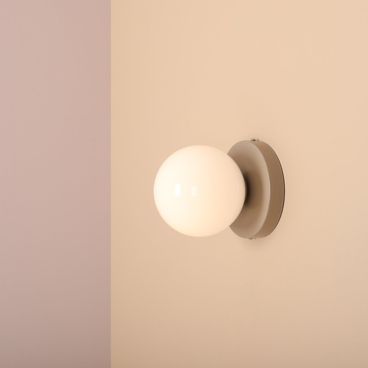 Ball Ø15 Beige wandlampe Von Artera - Mit seiner einfachen und stilvollen Kugelform sorgt es für ein sanftes, stimmungsvolles Licht, das in jedem Raum eine warme und einladende Atmosphäre schafft.