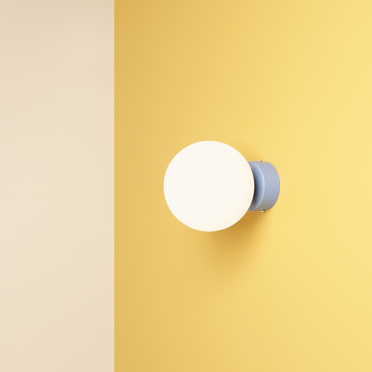 Ball Ø15 Blau wandlampe Von Artera - Durch das minimalistische Design fügt sich die Leuchte nahtlos in moderne sowie klassische Einrichtungen ein und bietet gleichzeitig effektvolles Licht, das die Atmosphäre des Raumes unterstreicht.