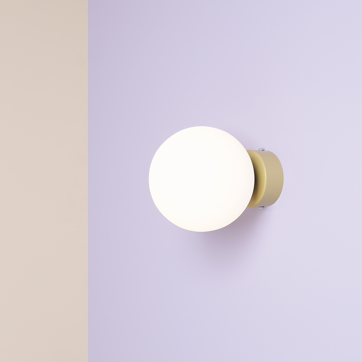 Ball Ø15 Beige wandlampe Von Artera - Mit seiner einfachen und stilvollen Kugelform sorgt es für ein sanftes, stimmungsvolles Licht, das in jedem Raum eine warme und einladende Atmosphäre schafft.