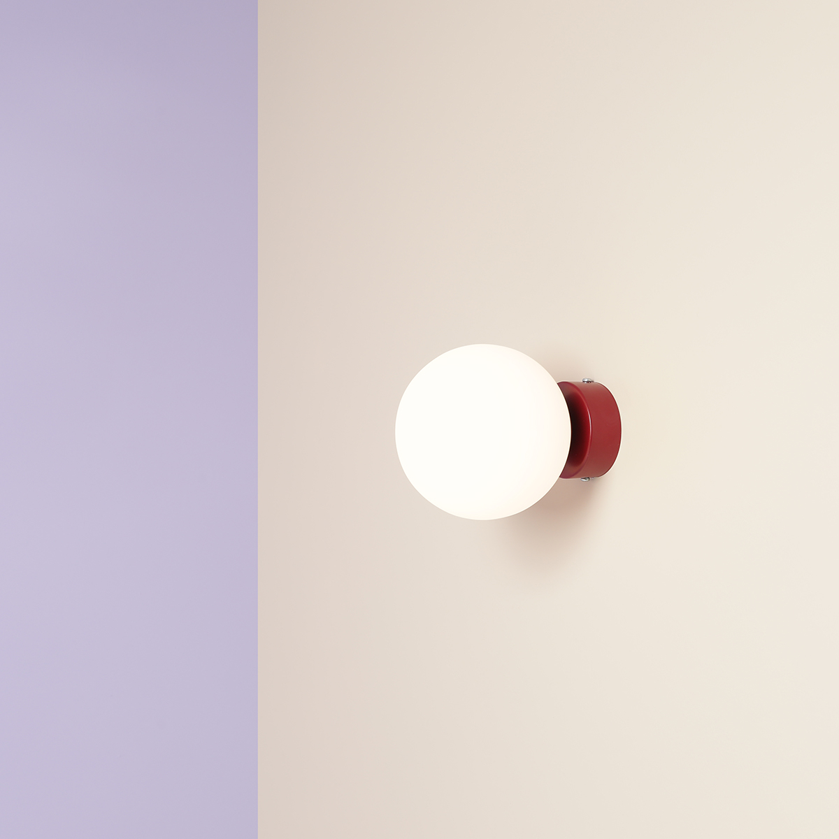 Ball Ø15 Burgund wandlampe Von Artera - Durch das minimalistische Design fügt sich die Leuchte nahtlos in moderne sowie klassische Einrichtungen ein und bietet gleichzeitig effektvolles Licht, das die Atmosphäre des Raumes unterstreicht.
