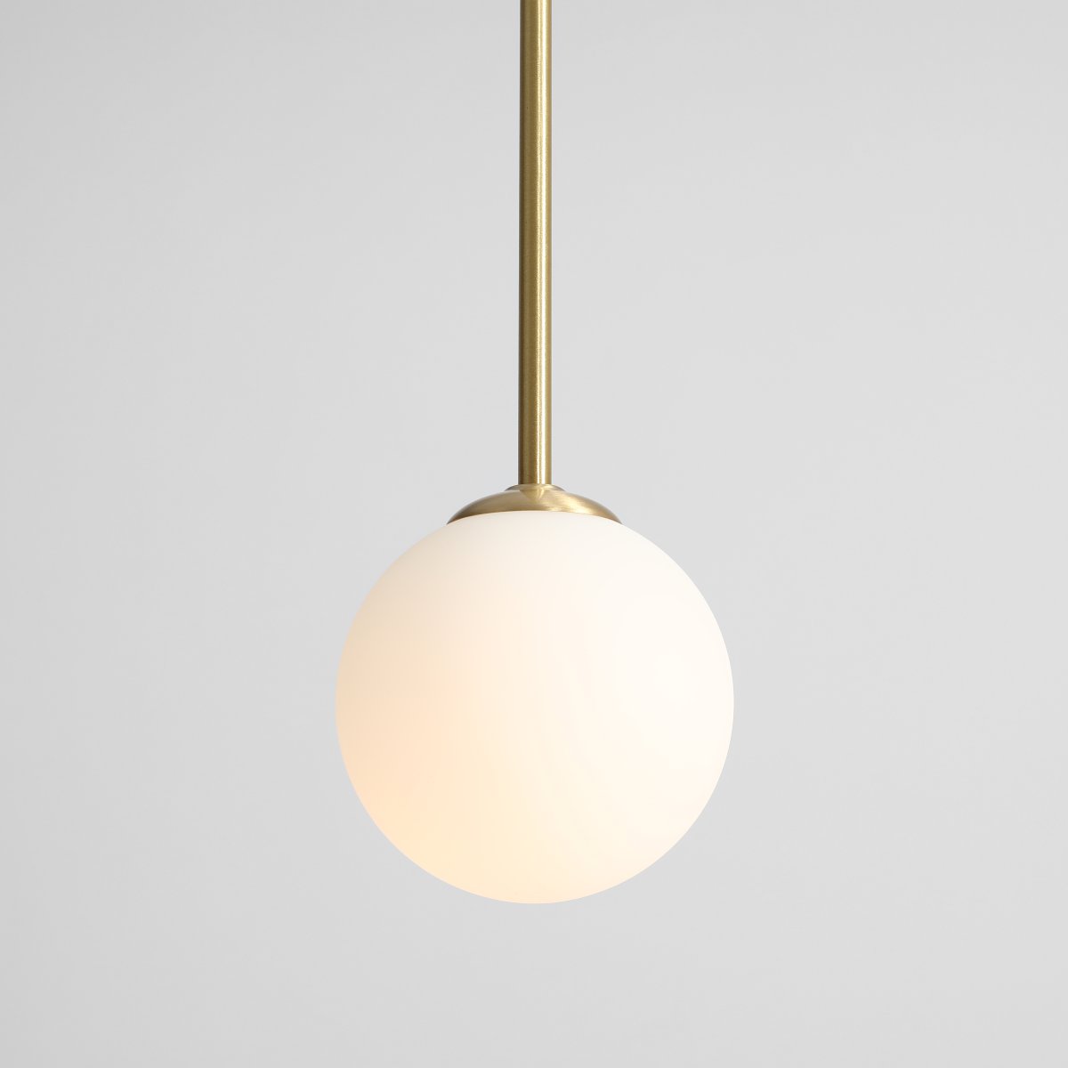 Bosso Ø14 Messing hängelampe Von Artera - Die Leuchte verbreitet ein sanftes und angenehmes Licht und eignet sich daher ideal für die Platzierung über dem Esstisch, im Flur oder Wohnzimmer.