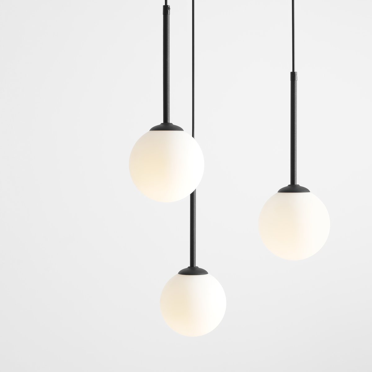 Bosso Ø44 Schwarz hängelampe Von Artera - Die Kombination aus minimalistischer Form und raffinierter Beleuchtung macht diese Lampe zu einer ausgezeichneten Wahl für moderne Innenräume, die nach Eleganz und Funktionalität streben.