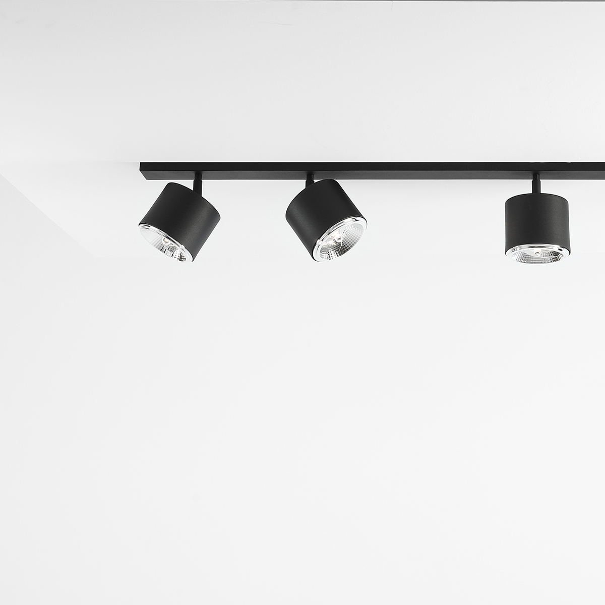 Bot 6 Schwarz spotlight Von Artera - Durch die verstellbaren Strahler der Leuchte lässt sich das Licht ganz einfach genau dorthin lenken, wo es benötigt wird, und sorgt so für eine flexible und effektive Beleuchtung.