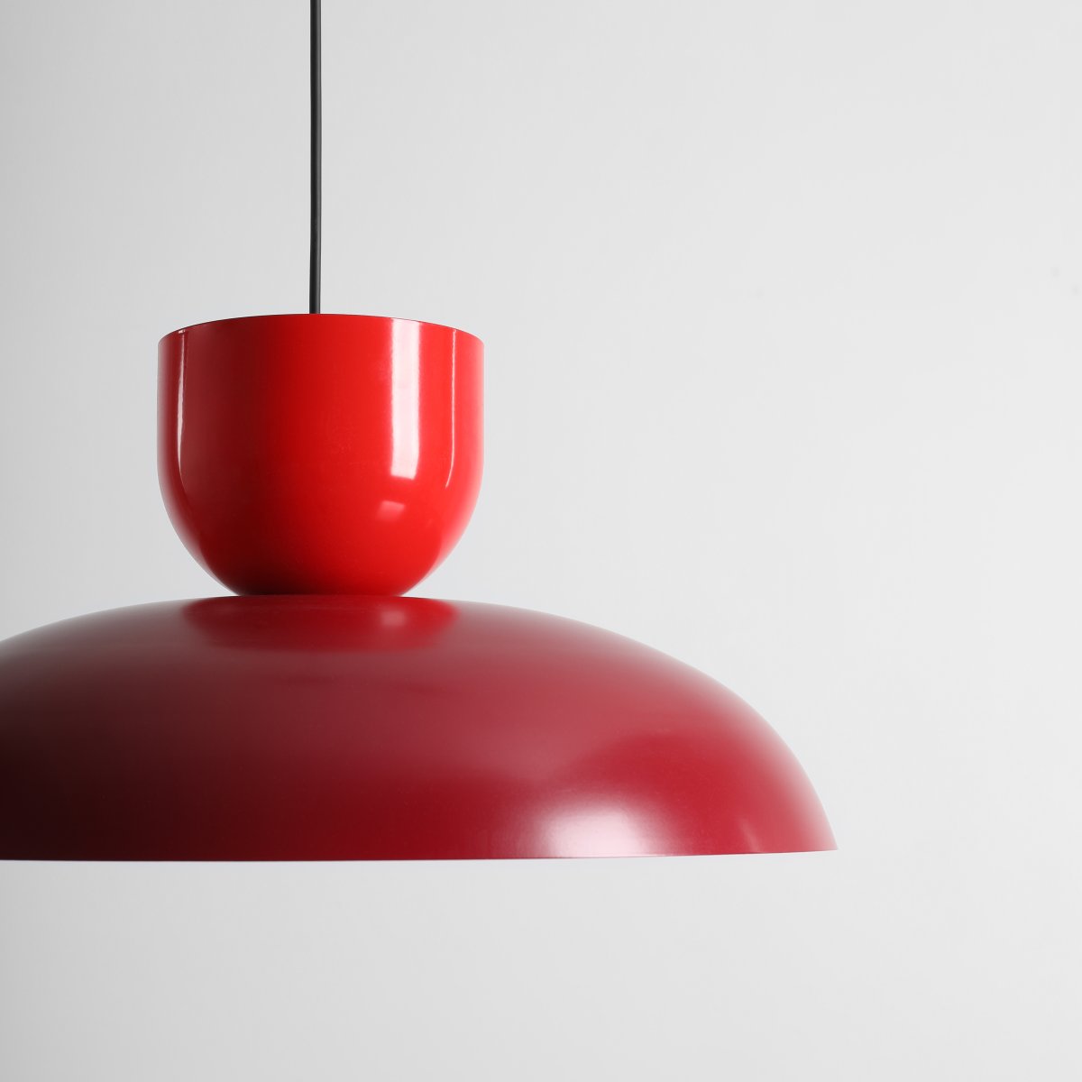 Ella Ø47 ROT hängelampe Von Artera - Mit ihren wunderschönen Farben in leuchtendem Rot und Burgunderrot wird sie zu einem verspielten und stilvollen Blickfang in jedem Interieur.