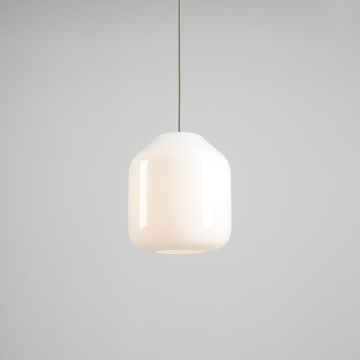 Flask Ø27 Grün hängelampe Von Artera - Die stilvolle Pendelleuchte Flask vereint sanfte Formen mit einem modernen Farbschema.