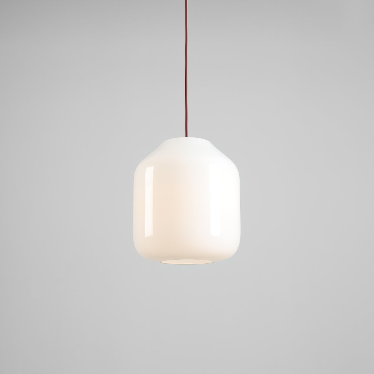 Flask Ø27 ROT hängelampe Von Artera - Die Metalldetails und das farblich passende Kabel sind in einem schönen Kirschrot gehalten, was der Leuchte einen harmonischen und zugleich verspielten Charakter verleiht.
