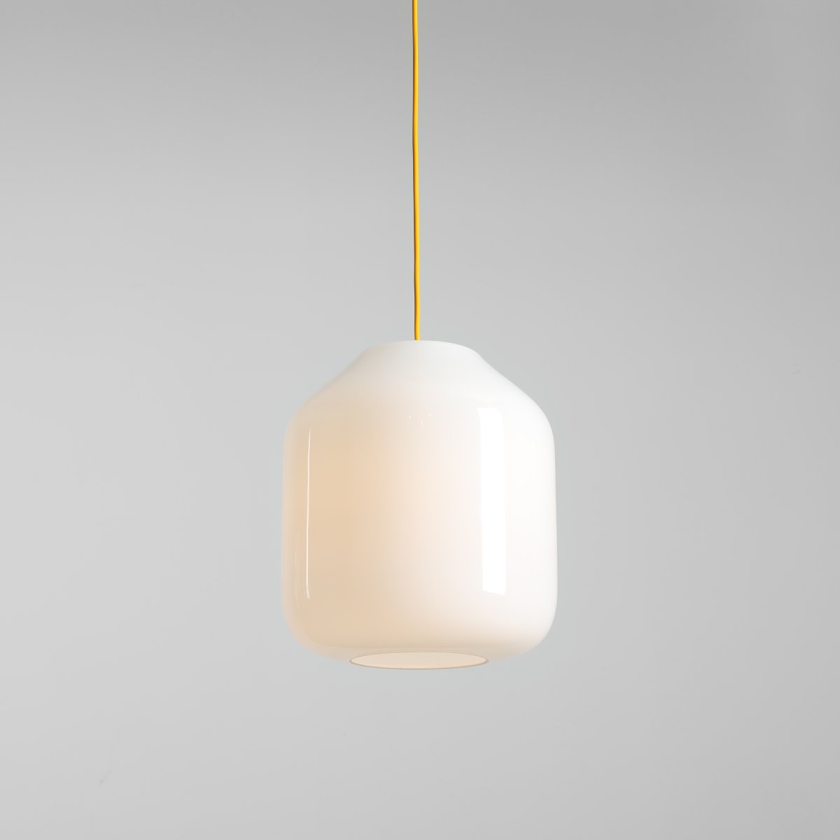 Flask Ø27 Gelb hängelampe Von Artera - Die Metalldetails und das farblich passende Kabel sind in einem schönen Gelbton gehalten, der der Leuchte eine harmonische und zugleich verspielte Note verleiht.