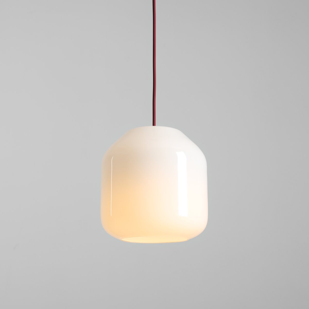 Flask Ø18 ROT hängelampe Von Artera - Die Metalldetails und das farblich abgestimmte Kabel in einem schönen Kirschrot verleihen der Leuchte einen harmonischen und zugleich verspielten Charakter.
