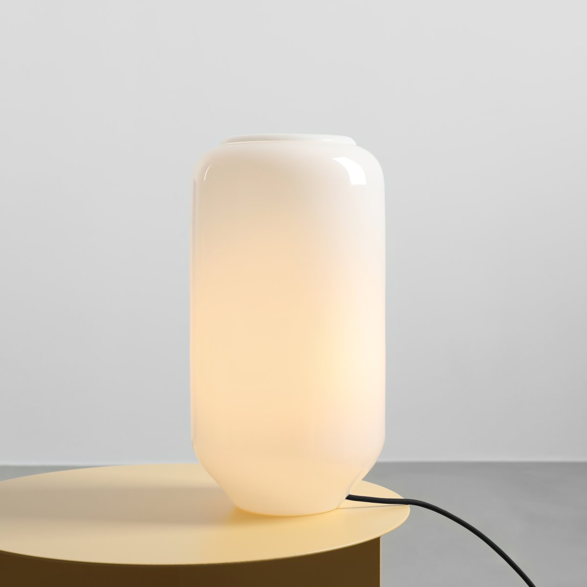 Flask 36cm Weiß/schwarz tischlampe Von Artera - Das schwarze Kabel bildet einen schönen Farbkontrast und verleiht der Lampe eine harmonische und zugleich verspielte Note.