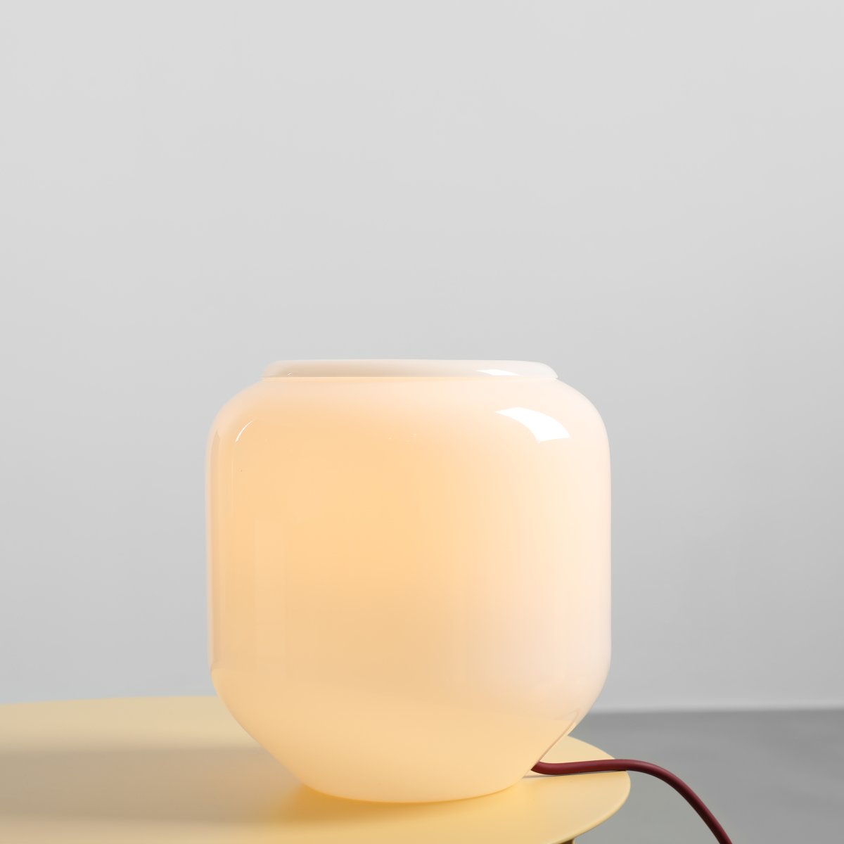 Flask 18cm Weiß/rot tischlampe Von Artera - Der dekorative Opalglasschirm spendet ein sanftes und angenehmes Licht und schafft so eine einladende Atmosphäre.