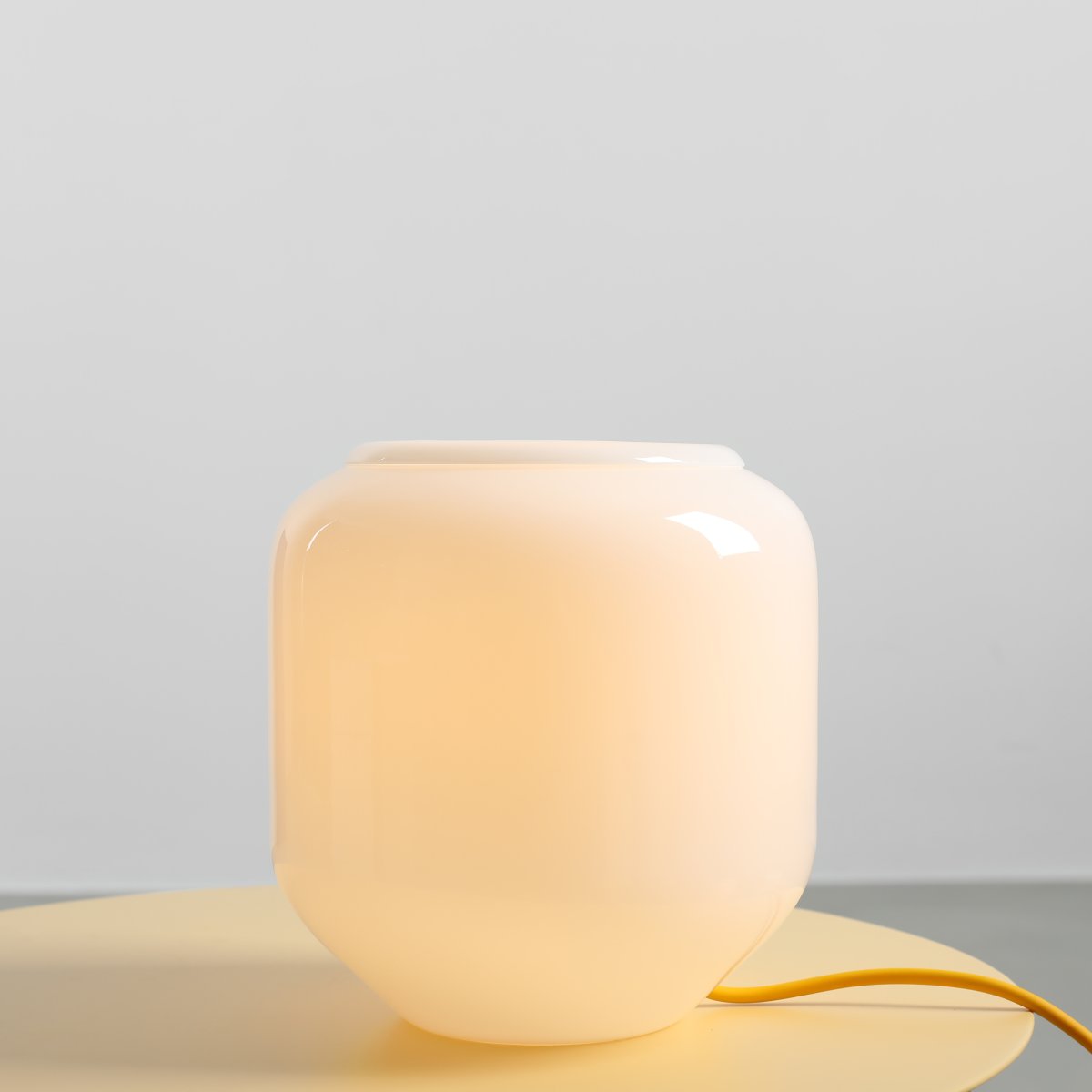 Flask 18cm Weiß/gelb tischlampe Von Artera - Das gelbe Kabel setzt einen schönen Farbakzent und verleiht der Lampe einen harmonischen und verspielten Touch.
