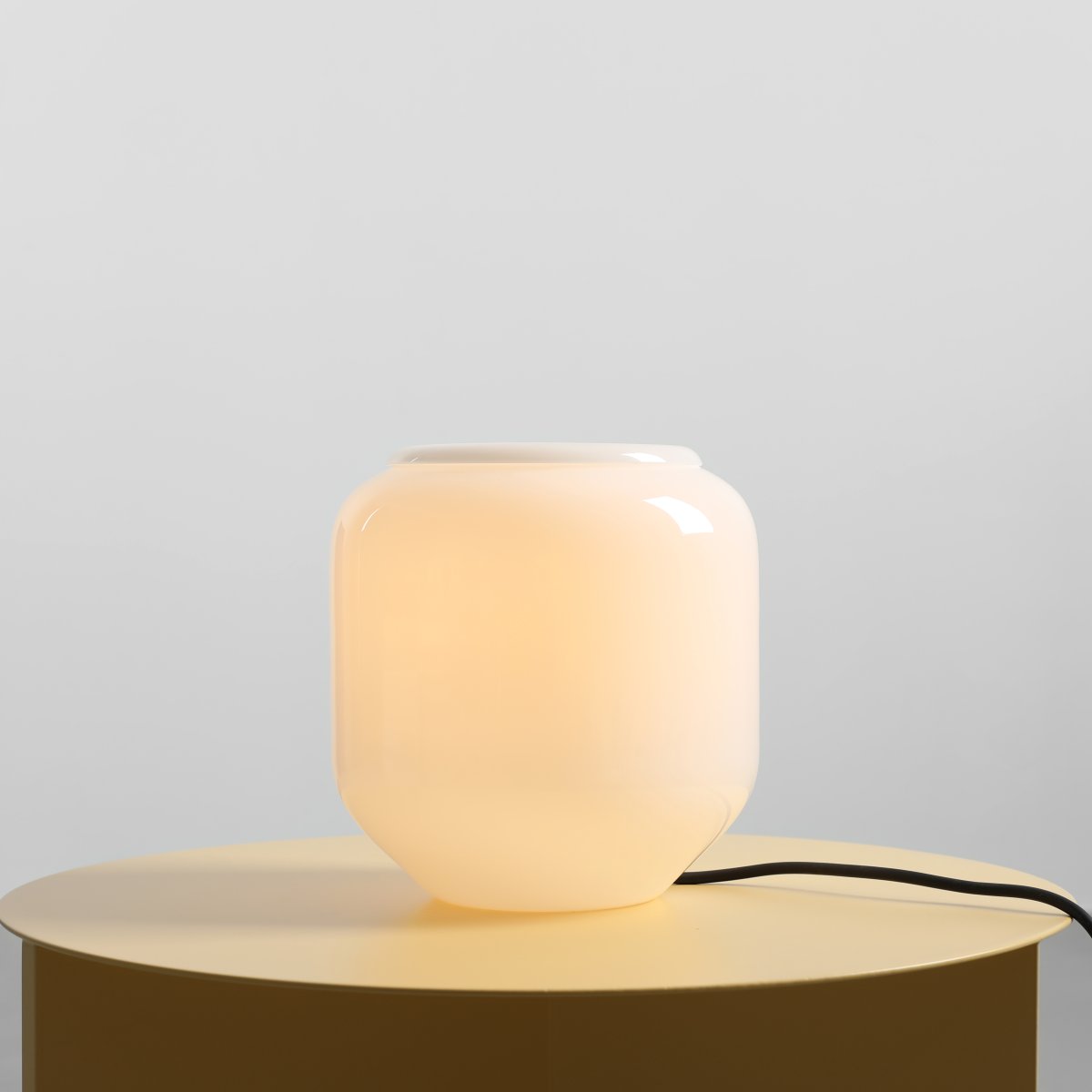 Flask 18cm Weiß/schwarz tischlampe Von Artera - Der dekorative Opalglasschirm spendet ein sanftes und angenehmes Licht und schafft so eine einladende Atmosphäre.