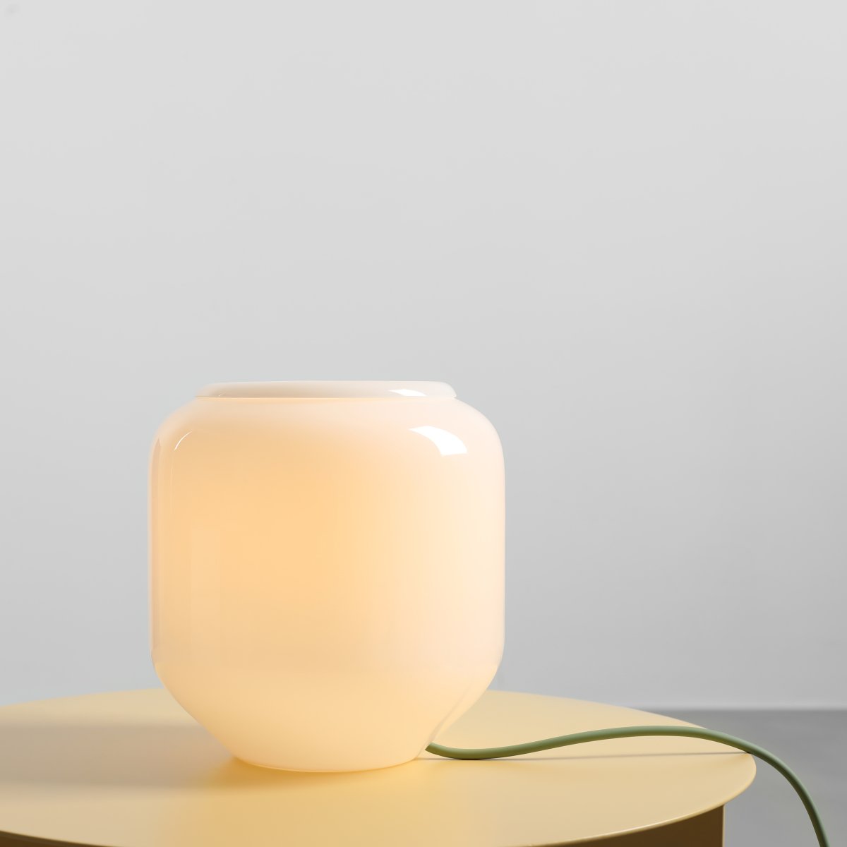 Flask 18cm Weiß/Grün tischlampe Von Artera - Der dekorative Opalglasschirm spendet ein sanftes und angenehmes Licht und schafft so eine einladende Atmosphäre.