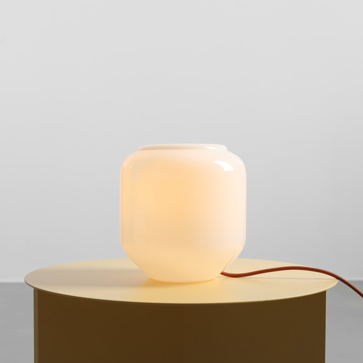 Flask 18cm Weiß/Terrakotta tischlampe Von Artera - Der dekorative Opalglasschirm spendet ein sanftes und angenehmes Licht und schafft so eine einladende Atmosph&auml;re.