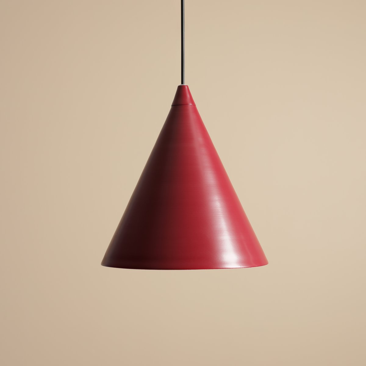 Form Ø24 Burgund hängelampe Von Artera - Durch das zeitlose Design und die dezente Farbe f&uuml;gt sich die Lampe problemlos in verschiedene Einrichtungsstile ein und verleiht dem Raum gleichzeitig ein anspruchsvolles und modernes Flair.