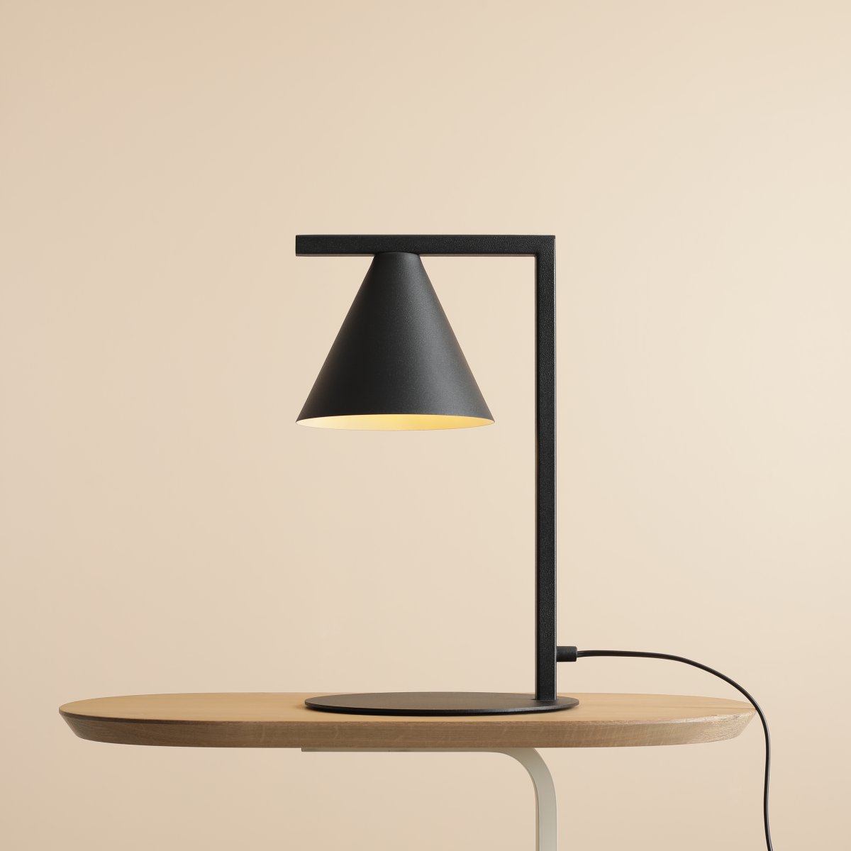 Form 40cm Schwarz tischlampe Von Artera - Durch das zeitlose Design und die dezente Farbe fügt sich die Lampe problemlos in verschiedene Einrichtungsstile ein und verleiht dem Raum gleichzeitig ein anspruchsvolles und modernes Flair.
