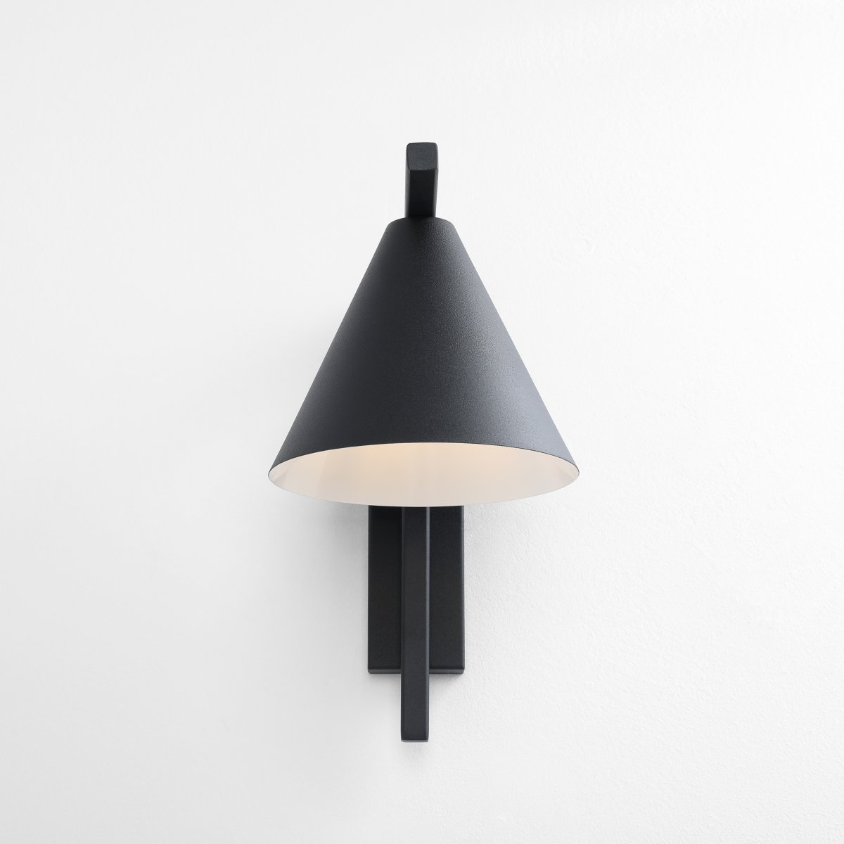 Form 23cm Schwarz wandlampe Von Artera - Durch das zeitlose Design und die dezente Farbe f&uuml;gt sich die Lampe problemlos in verschiedene Einrichtungsstile ein und verleiht dem Raum gleichzeitig ein anspruchsvolles und modernes Flair.
