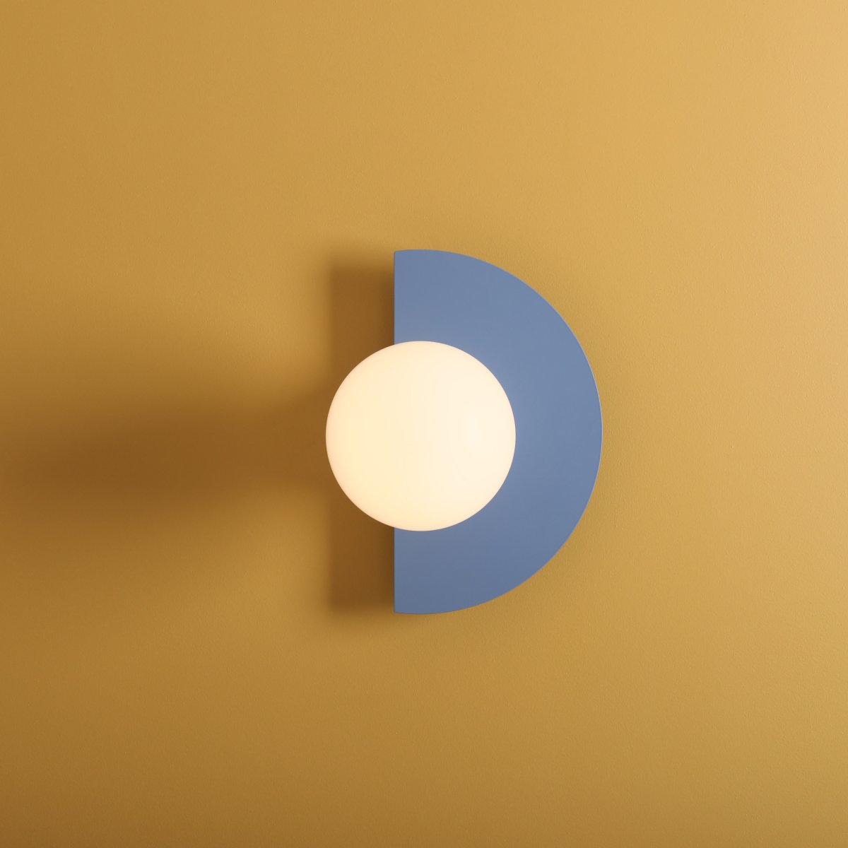 Loop 28cm Blau wandlampe Von Artera - Durch ihre minimalistische Form fügt sich die Lampe nahtlos in verschiedene Einrichtungsstile ein und verleiht Ihrem Zuhause gleichzeitig eine künstlerische und anspruchsvolle Note.