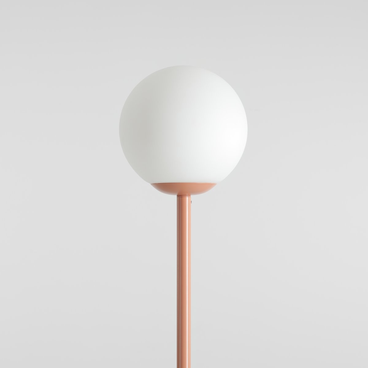 Pinne Koralle stehlampe Von Artera - Die runde Opalkugel verbreitet ein weiches und angenehmes Licht, perfekt um eine warme und einladende Atmosphäre im Raum zu schaffen.
