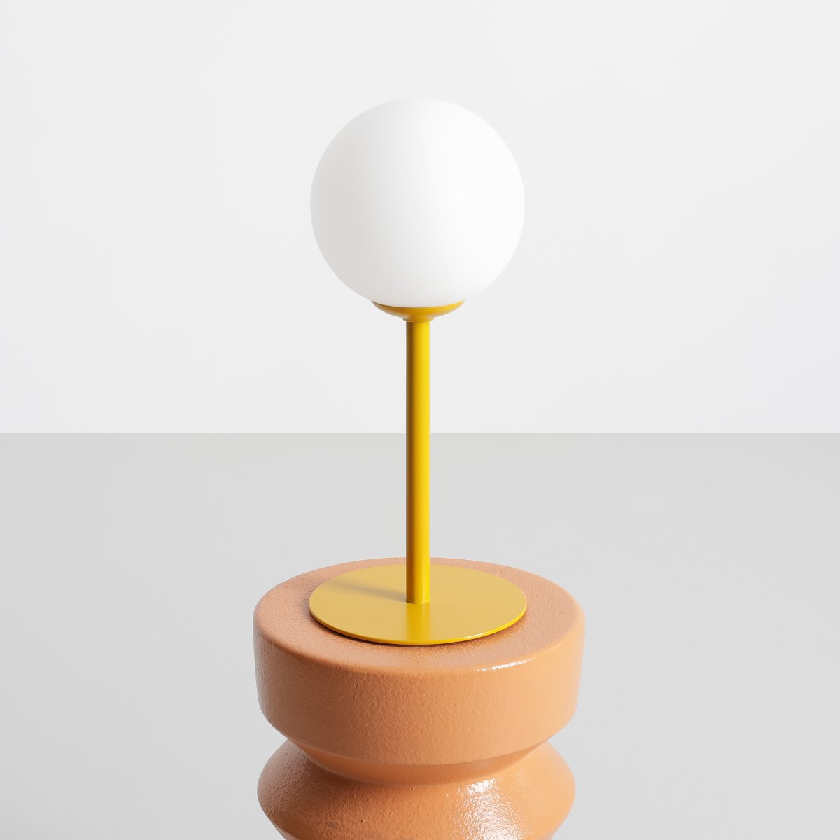 Pinne 35cm Senf tischlampe Von Artera - Die runde Opalkugel verbreitet ein weiches und angenehmes Licht, perfekt um eine warme und einladende Atmosphäre im Raum zu schaffen.