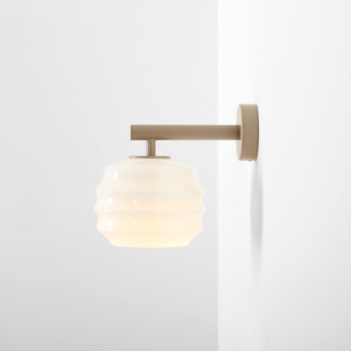 Puff 23cm Beige wandlampe Von Artera - Die beigefarbenen Metalldetails bilden einen schönen Kontrast zum hellen Glas und sorgen für eine warme Ausstrahlung.
