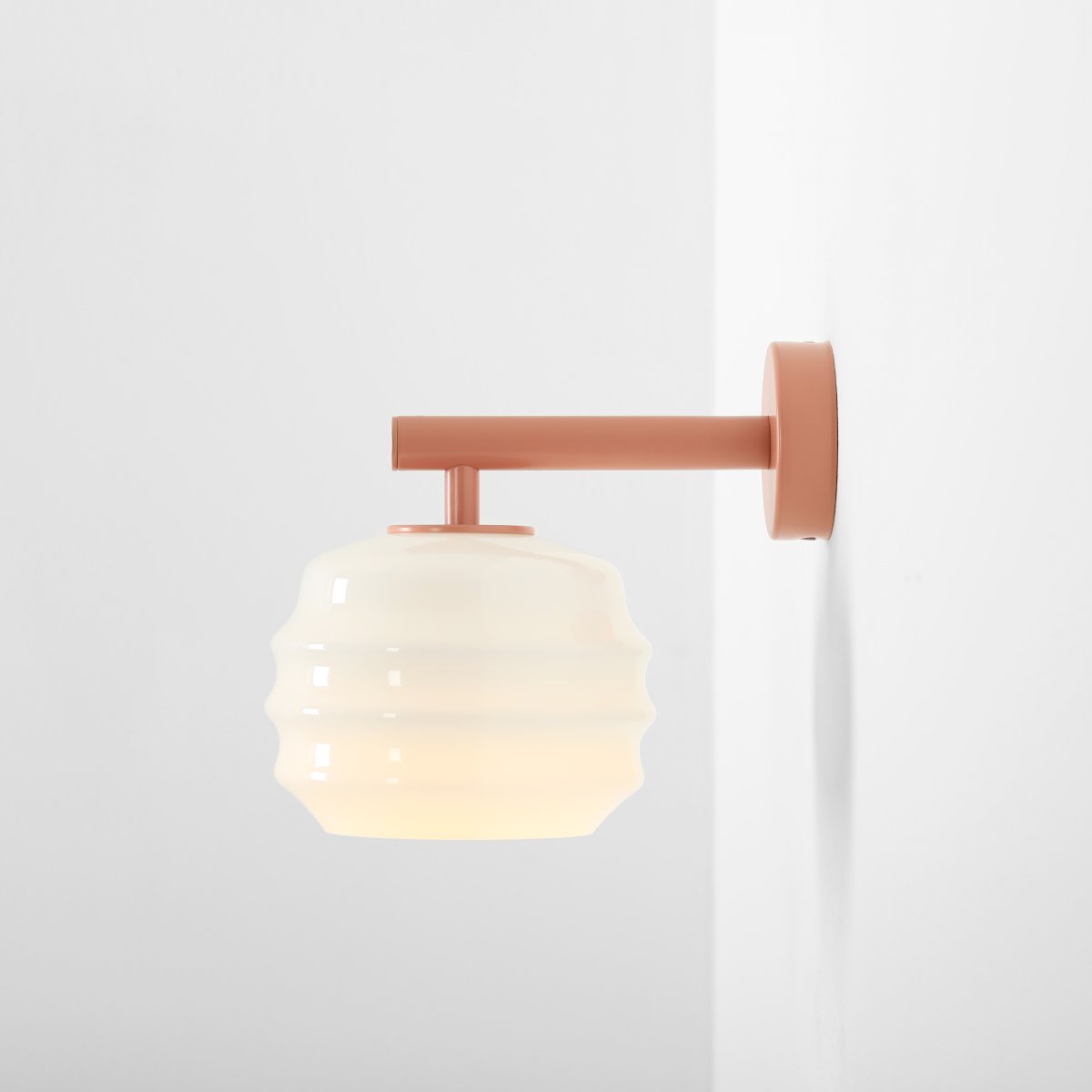 Puff 23cm Koralle wandlampe Von Artera - Die korallenrosa Metalldetails bilden einen schönen Kontrast zum hellen Glas und sorgen für eine warme Ausstrahlung.