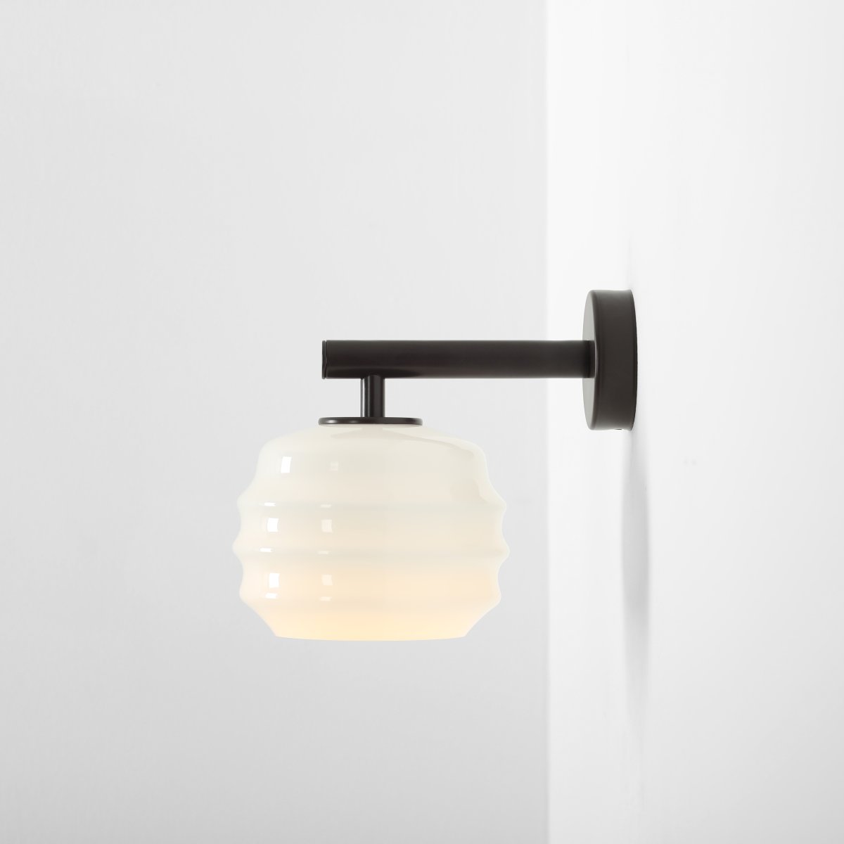 Puff 23cm Dunkelbraun wandlampe Von Artera - Die dunkelbraunen Metalldetails bilden einen schönen Kontrast zum hellen Glas und sorgen für eine warme Ausstrahlung.