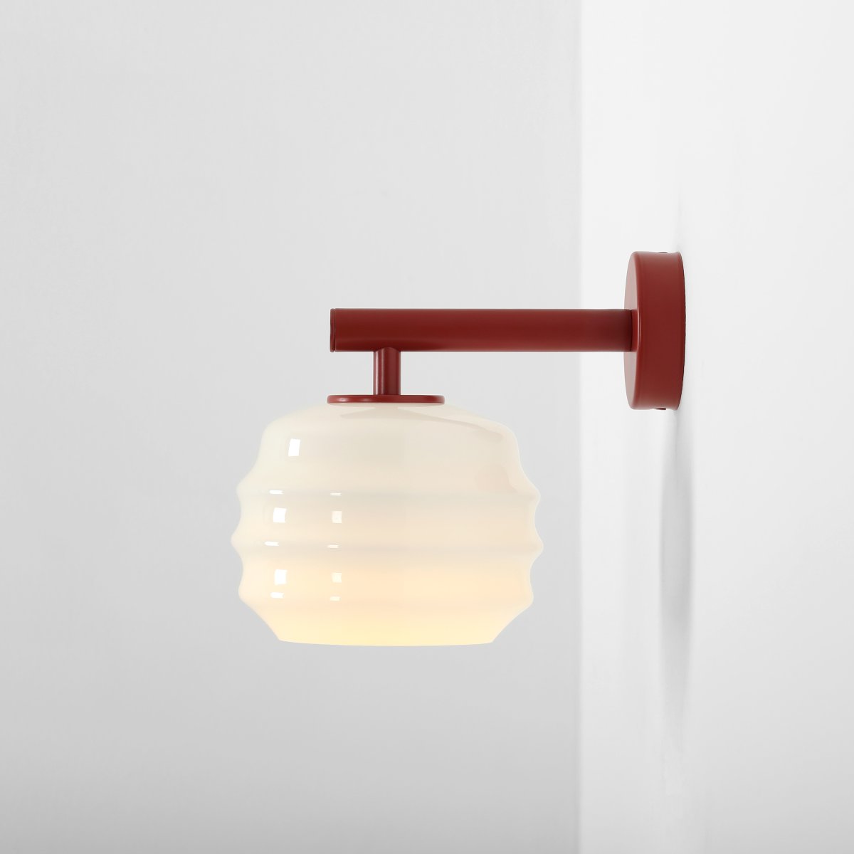 Puff 23cm Burgund wandlampe Von Artera - Der dekorative Schirm aus weißem Opalglas hat eine geschwungene Form, die der Lampe einen verspielten und eleganten Ausdruck verleiht.